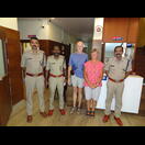 Das Ehrenfoto mit den höchstrangigen Beamten der Polizeistation anlässlich der Bestätigung einer Unterschrift